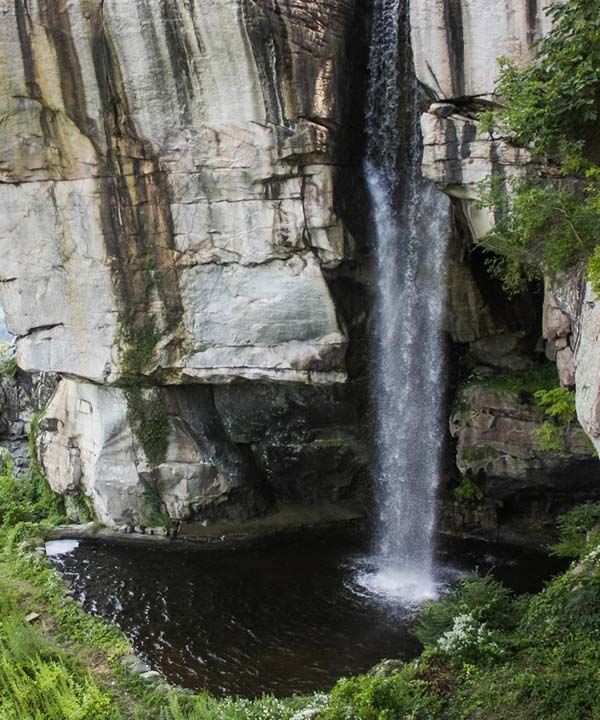 Explore the Pedro Tea Factory, Lover’s Leap Waterfall and the Moon Plains